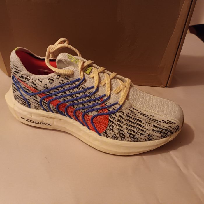 Adidasi nike zoomx     .