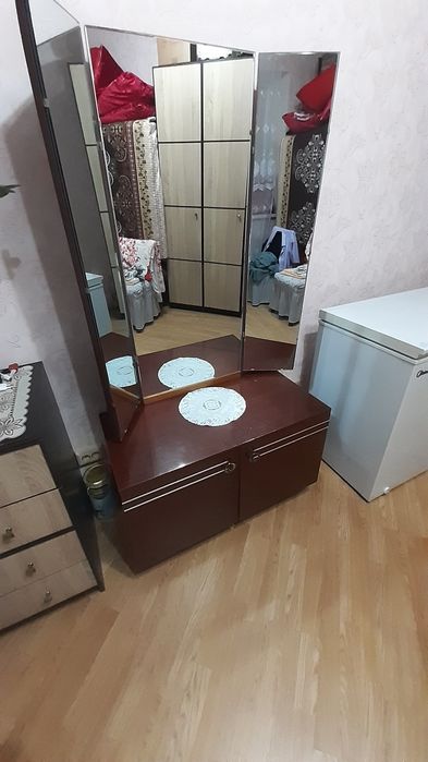 Продам Зеркало Трюмо