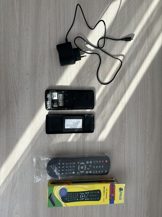 телефон,пульт.            .