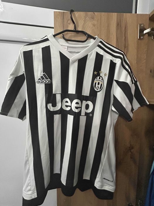 Juventus kit, Екип на Ювентус