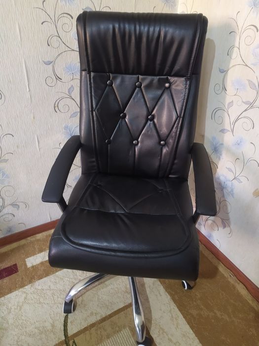 Офис кресло сотилади.