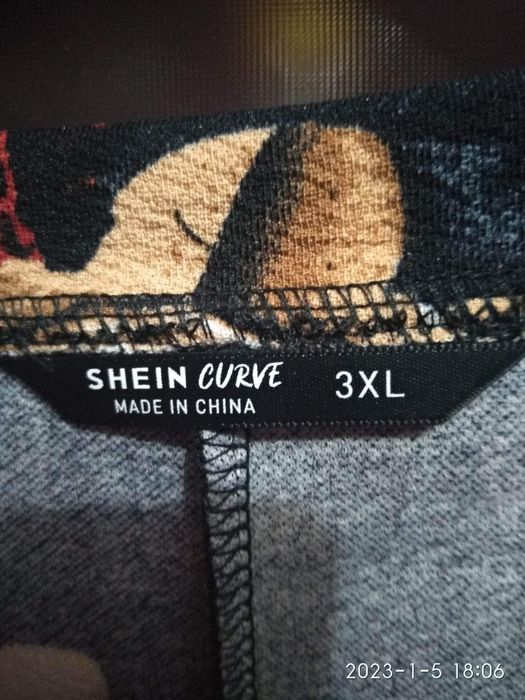 Черна тревирена рокля на цветя