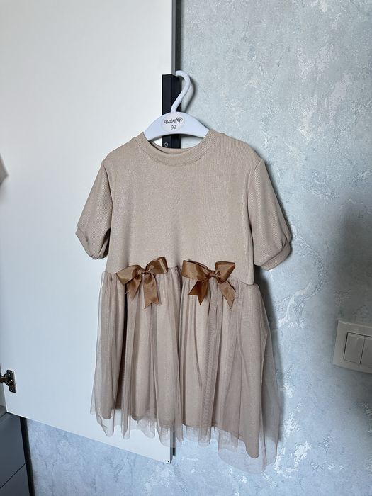 Продам платья на девочку на 4-5 лет (104-116)