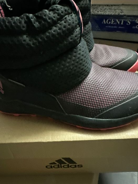 Продамботинки адидас на мальчика и на девочку .