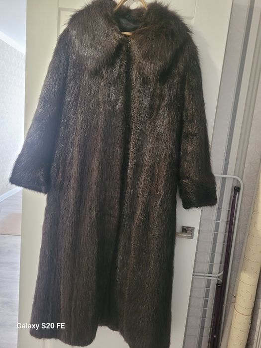 Шубы нутриевые,  в количестве 2