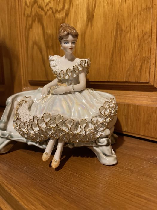 Bibelou de o sebit o doamna pe canapea