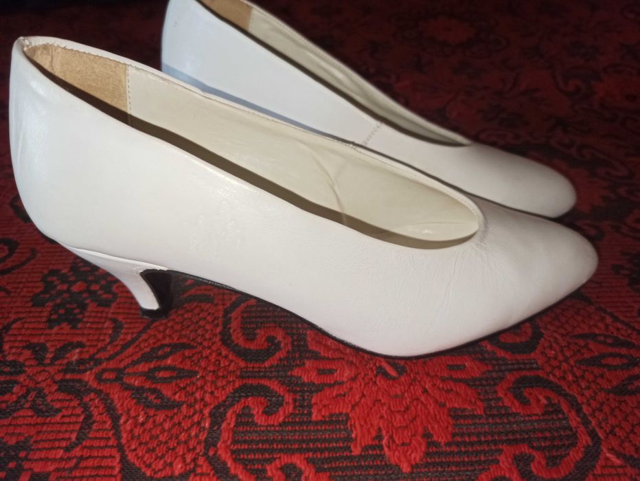 Дамски обувки с малък ток