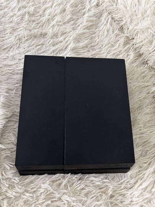 Vand playstation 4 cu 2 contrrolere