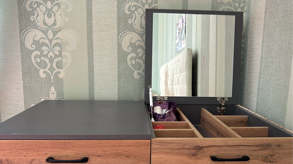 Продам столик туалетный