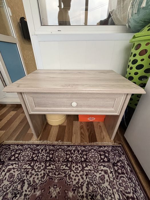 Продам столик письменый