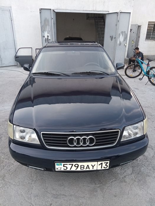 Ухоженныц Автомобиль Ауди