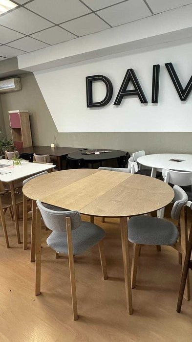 Деревянный стол с витрины