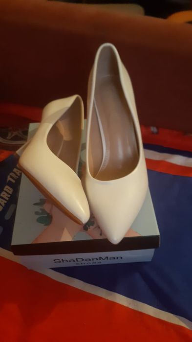 Продаются белые туфли на шпильке