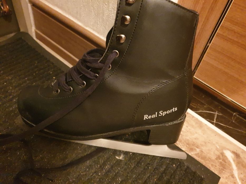 С чехлом коньки,  41 размер