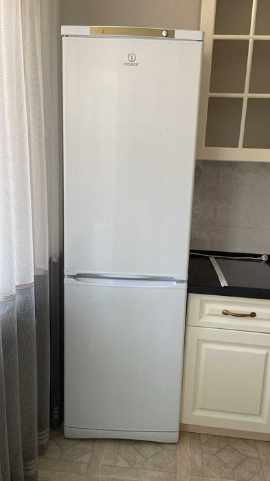 Продается холодильник Ширина 60 см, длина 1.95 ,цена 40 000