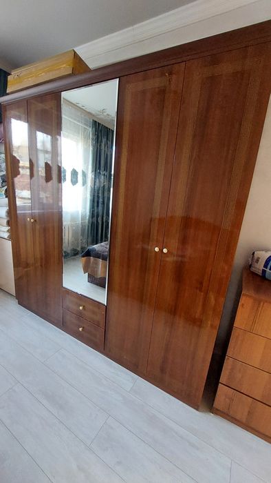 Спальный гарнитур эмбавуд б.у продам