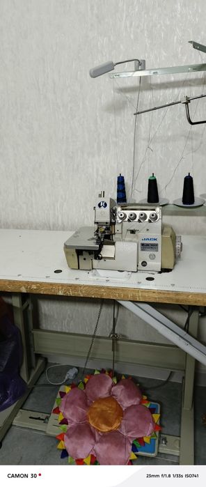 Продам оверлок пятиниточный