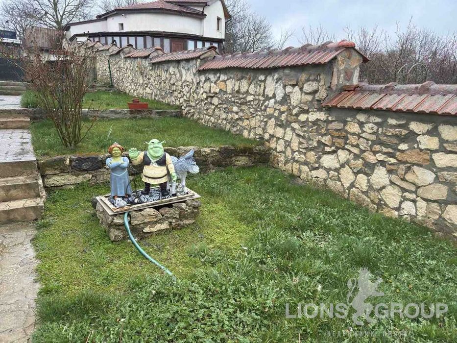 Самостоятелна къща с двор в с.Николаевка, област Варна