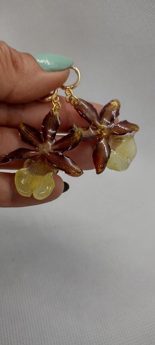 Обеци с естествен цвят на мини орхидея. Цветче с размери 3,5/4 см. 
Вн