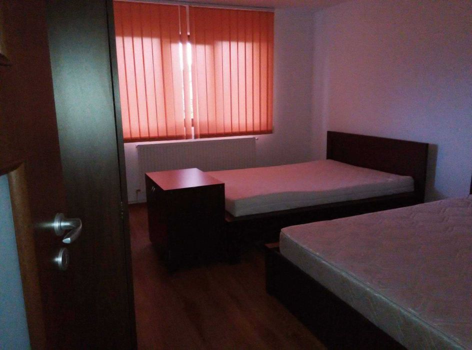 Închiriez casă cu 3 dormitoare, două bai, living generos, mobilata și utilata complet. Terasă cu beci dedesubt, teren 800 mp