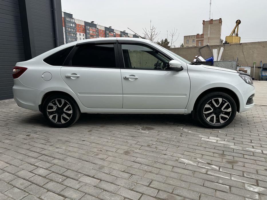 Гранта фл лифтбек 2023 год