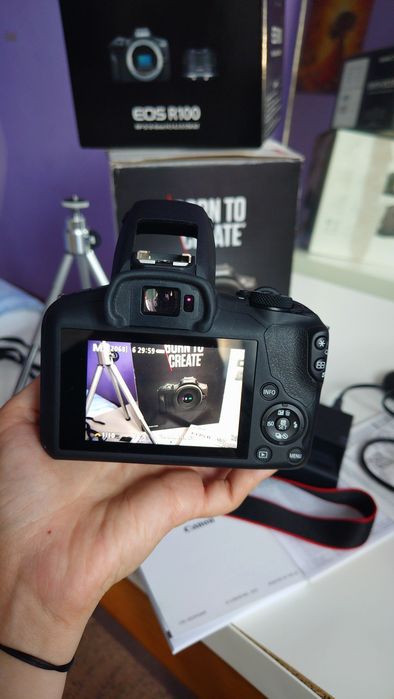 Безогледален фотоапарат Canon EOS R100