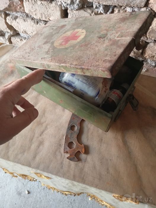 Военный ремень рукзак и аптечка железная