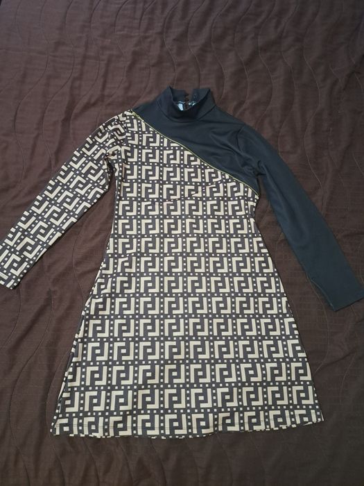 Рокля с ефектно деколте