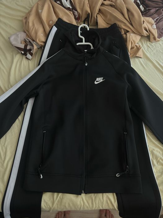 черен nike tracksuit