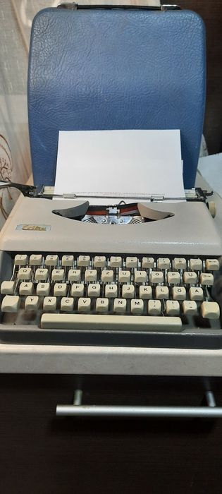 Mașină de scris portabilă Erika