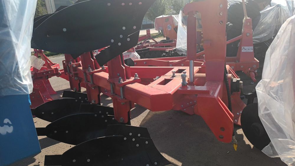 Плуг оборотный 3х корпусный