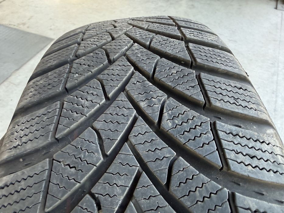 4бр. ОТЛИЧНИ Зимни Гуми С Борд 215/65R/16 **SEMPERIT** DOT:3224- 7.0мм.+6.2мм.