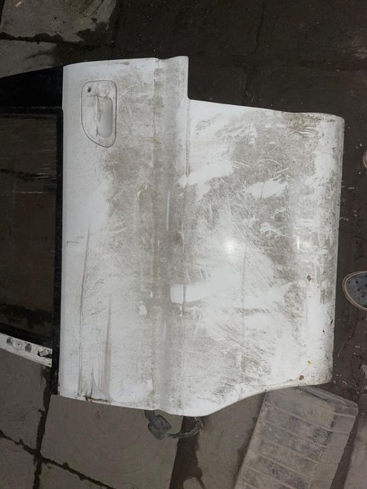 белая дверь на делику