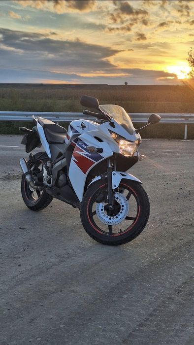 Vand sau Schimb Honda CBR125R 2013 (nu yamaha ,ktm , kawasaki)