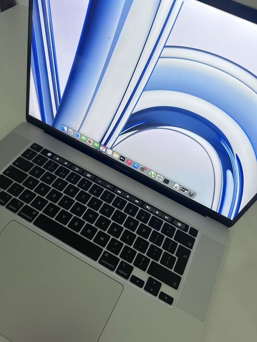 MacBook Pro 16 — Идеальное состояние | 16/512 |