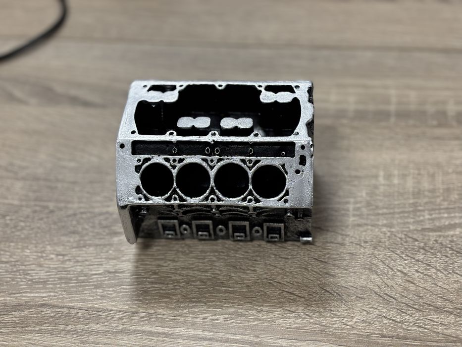 Органайзер за бюро V8 двигател