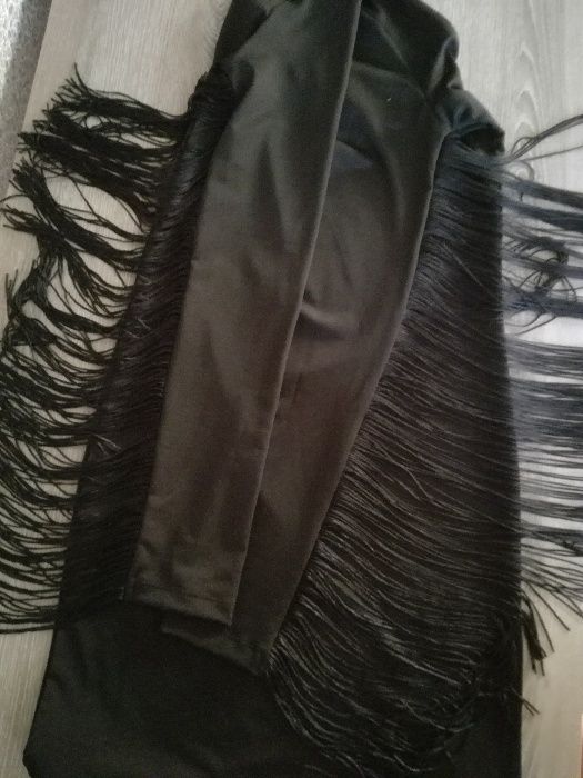 черна рокля по тялото с ресни по ръкавите