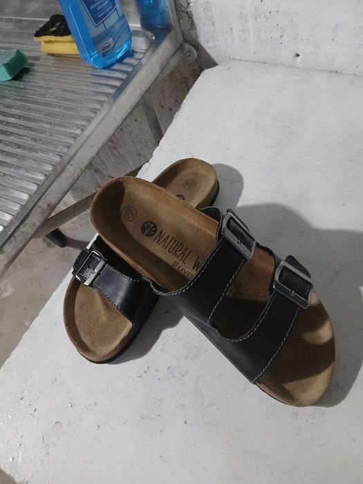 Vând papuci marime 42