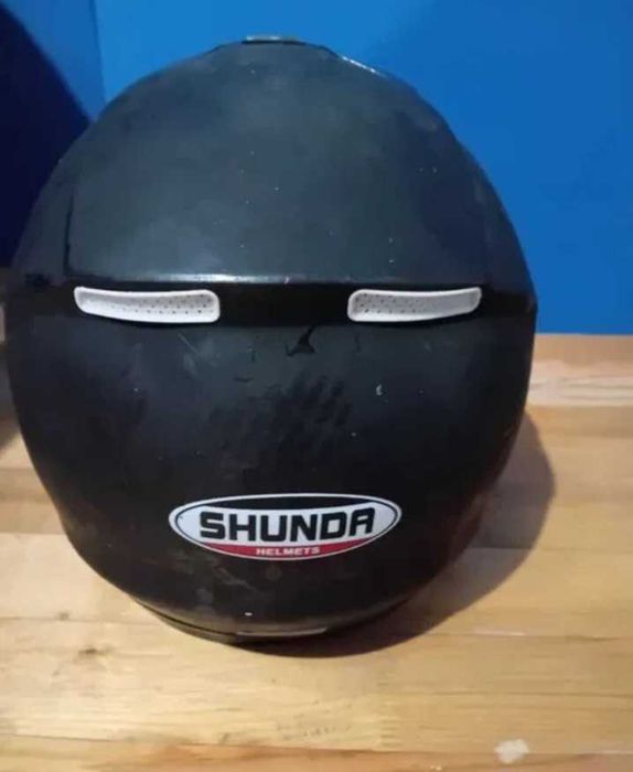 Продавам пистови и кросови каски