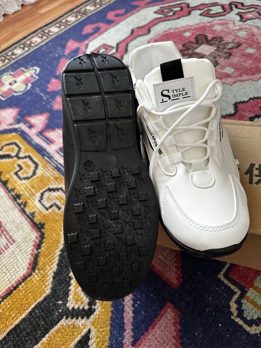 Кросовки новые в упаковке 42-43 размер.