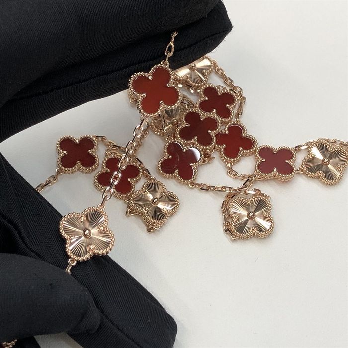 Позлатени колиета Van Cleef & Arpels