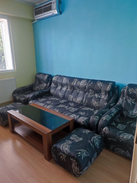 Продавам запазена холова гарнитура с холна маса