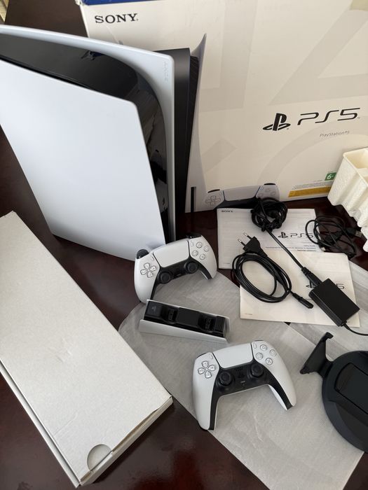 Продам Playstation 5 с дисководом с подпиской и играми