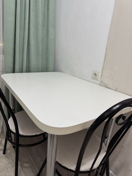 Продам стол. Подойдёт для кухни или гостиной.