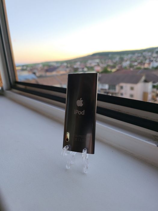 iPod Nano Generația 5 (cu Cameră) – 16GB, Culoare Gri / Charcoal