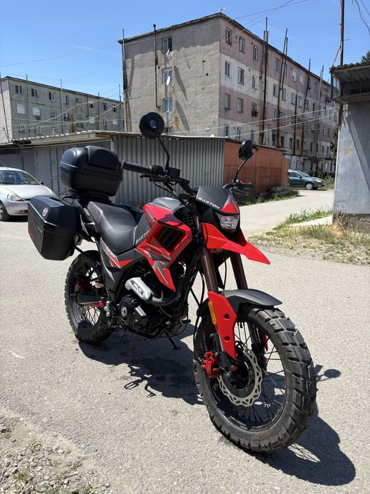 Motocicleta Barton Tekken 125, an fabricație 2023, categoria A1, cu cutii laterale și topcase montate, într-o stare foarte bună ,apoape noua