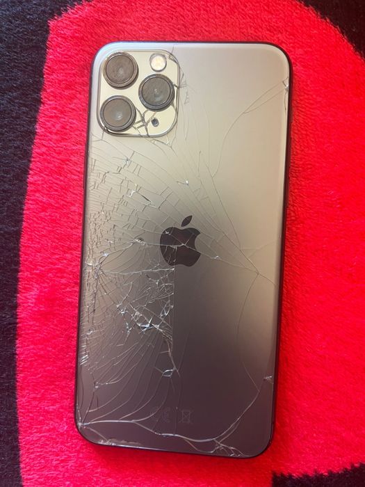 Vand iphone 11 pro 256 GB spart pe spate
