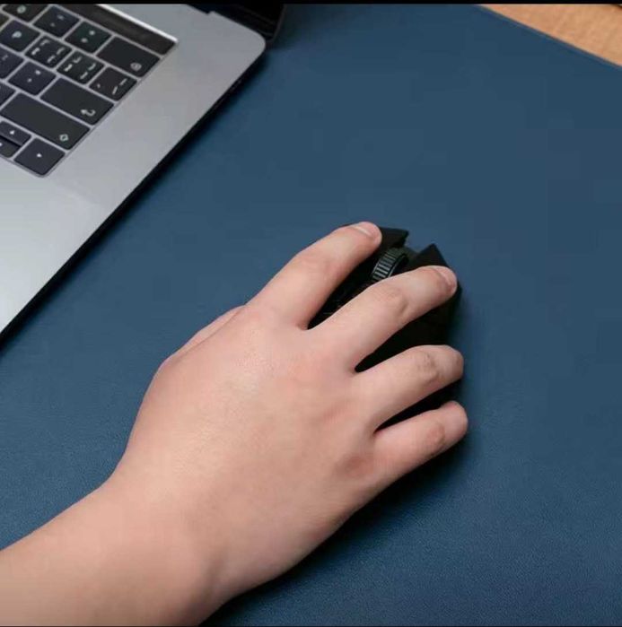 Стильный коврик для рабочего стола