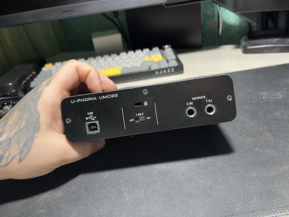 Звуковая карта Begringer umc22