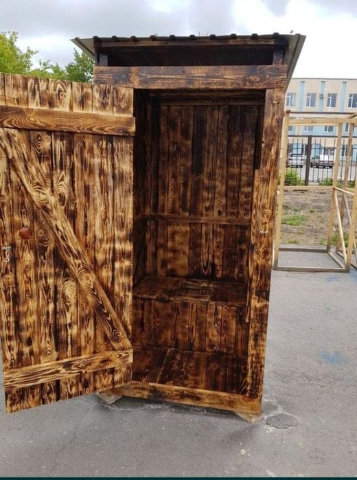 Уличный деревянный туалет